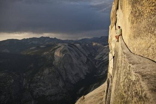 38. Núi Half Dome, vườn quốc gia Yosemite, Hoa Kì   Ngọn núi granite lâu đời này có độ cao hơn 1,4km và một vài nơi trên vách đá có thể cho bạn những bức ảnh đẹp nhất của vườn quốc gia này.