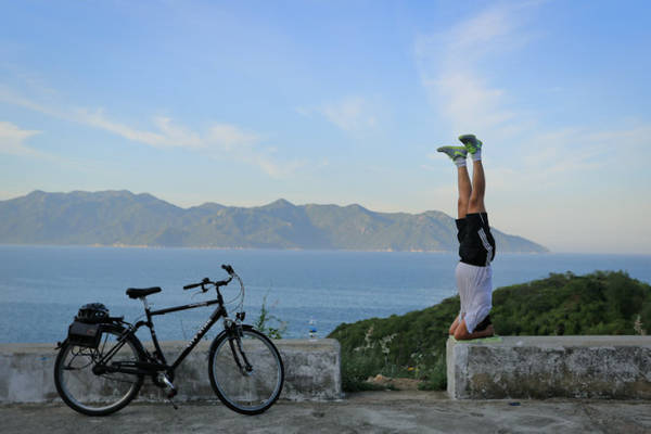 Người dân Nha Trang tập yoga bên đường mới - Ảnh: Tiến Thành