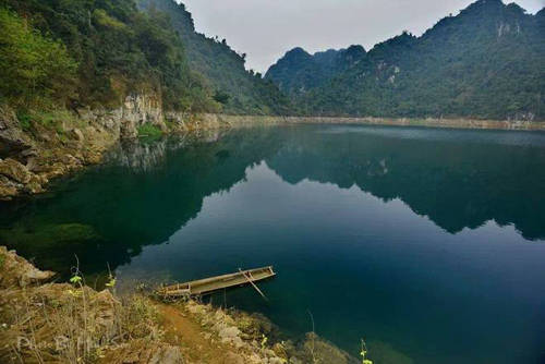  Với sự kết hợp hoàn hảo của núi, đảo và hồ nước trong xanh, Thung Nai hứa hẹn là điểm đến mang lại những phút giây thư thái thực sự cho kỳ nghỉ của bạn. Ảnh: Nguyễn Minh Sơn