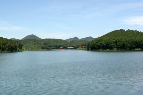 Cách Hà Nội khoảng 90 km về phía Nam, hồ Đồng Chương, huyện Nho Quan, tỉnh Ninh Bình là điểm đến ít đông, phù hợp cho kỳ nghỉ lễ 2/9 sắp tới. Ảnh: Đỗ Kiên.