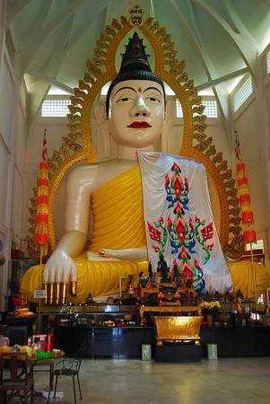 Bức tượng Phật khổng lồ phía bên trong chùa. Ảnh: William Cho