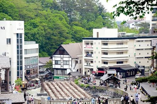  Suối nước khoáng nóng lộ thiên Kusatsu được mệnh danh là "Đệ nhất Onsen" ở tỉnh Gunma