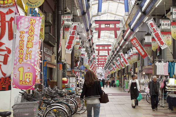 Khu phố mua sắm Tenjinbashi-suji kéo dài 2,6km được xem là khu mua sắm dài nhất Nhật Bản. Ảnh: Flickr.com