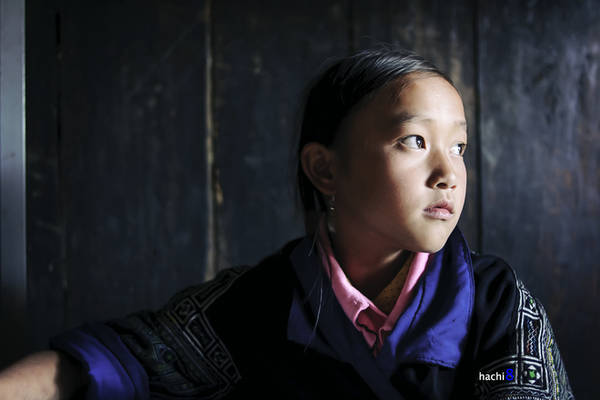 Một cô bé người H'Mông trong điểm trường nội trú tại xã Chế Tạo, Mù Cang Chải. Mù Cang Chải là huyện nghèo nhất tỉnh Yên Bái, Chế Tạo lại là xã khó khăn nhất của huyện.