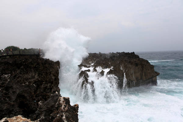 Quá trình gặp gỡ của sóng biển và đá tạo thành “water blow” - Ảnh: Đức Hùng
