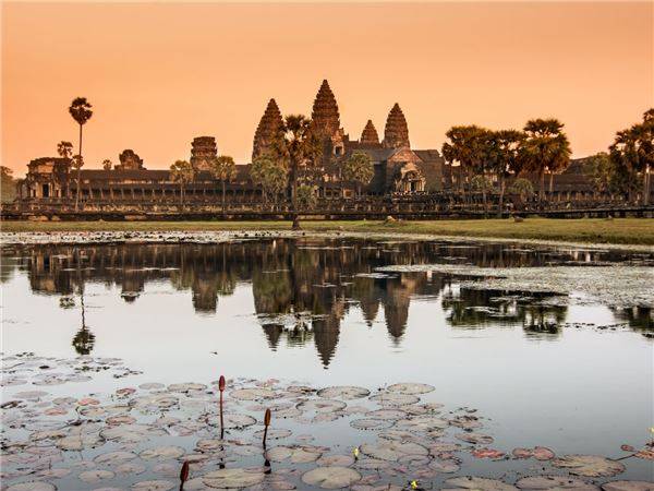 Angkor Wat: Điểm du lịch nổi tiếng và tuyệt đẹp của Campuchia là chuyến phiêu lưu tại khu di tích Angkor Wat, hấp dẫn khách du lịch từ khắp mọi nơi trên thế giới. Khám phá những ngôi đền cổ đại của nền văn minh Campuchia, được xây dựng từ hàng ngàn năm trước đây. Tận hưởng cảm giác độc đáo khi bạn được hòa mình vào khung cảnh cổ kính này.