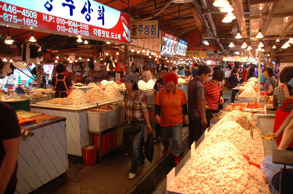 Đồ hải sản được bày bán trong chợ. Ảnh: Flickr.com