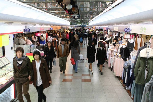 Khu mua sắm Bupyeong luôn tấp nập du khách tới tham quan, mua sắm. Ảnh: Worldrecordacademy.com