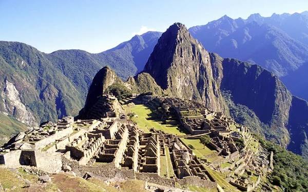 Machu Picchu - Peru Được nhà sử học người Mỹ Hiram Bingham phát hiện vào năm 1911, tàn tích của người Inca từ thế kỷ 15 đã trở thành một trong những điểm thu hút khách du lịch nhất thế giới. Được UNESCO công nhận là di sản thế giới vào năm 1983, thành phố ở độ cao 2.430m so với mực nước biển này vẫn được bảo tồn khá nguyên vẹn cho đến ngày nay. Chris Moss, chuyên gia Nam Mỹ, cho biết Machu Picchu nằm trong khu rừng cận nhiệt đới ẩm, tạo điều kiện thuận lợi cho nhiều loài động thực vật phát triển. Tại đây, lạc đà không bướu được chăn thả trên bậc thềm. Du khách có thể chọn đến đây bằng cách đi bộ trên những con đường mòn trên núi hoặc đi tàu qua thung lũng sông Urubamba.