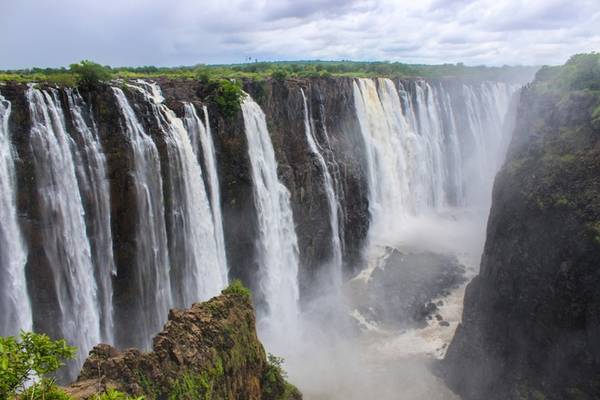 Thác Victoria - Zimbabwe Khi nhà thám hiểm người Scotland David Livingstone lần đầu tiên nhìn thấy thác Victoria vào năm 1855, ông đã mô tả nó như "một trong những điểm tham quan tuyệt vời nhất tôi từng thấy ở Châu Phi". Kể từ đó, thác nước cao hơn 100 m này trở nên nổi tiếng ở các nước phương Tây. Ảnh: nơi nghỉ ngơi