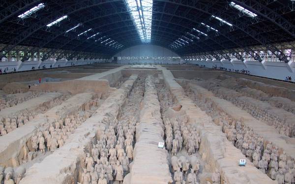 Đội quân đất nung - Trung Quốc Nơi này được phát hiện một cách tình cờ vào năm 1974 bởi những người nông dân đào giếng. Đội quân đất nung bao gồm 8.000 binh lính, 130 chiến xa, 520 ngựa và 150 kỵ binh, thuộc về những năm cuối triều đại của Tần Thủy Hoàng - vị hoàng đế đầu tiên của Trung Quốc. Tất cả được tạo ra để bảo vệ hoàng đế ở thế giới bên kia, hiện tọa lạc tại huyện Lâm Đồng, Tây An. Quần thể tượng nằm trong 3 hầm mộ và tất cả đều khác biệt hoàn toàn.