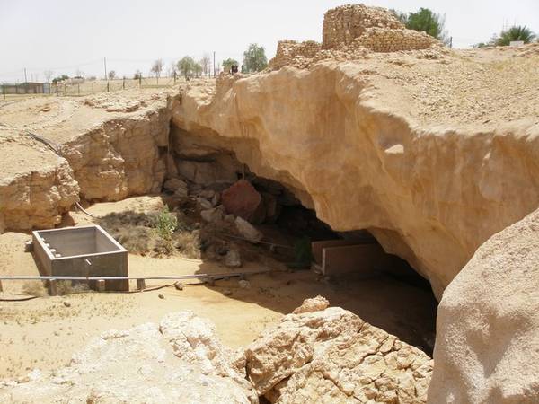 Shisr - Oman Khi sa mạc ở Oman được khai quật bởi một nhóm các nhà khảo cổ và thám hiểm vào năm 1992, nó được xác định là thành phố đã mất của người Ubar. Sau khi phát hiện ra các đồ tạo tác từ Ba Tư, La Mã và Hy Lạp, các chuyên gia cho rằng nơi đây từng là một trung tâm thương mại quan trọng. Đây không phải là một điểm tham quan dễ tiếp cận ở Oman, nhưng du khách có thể bắt đầu chuyến du ngoạn của mình tại đây từ thành phố Salalah. Ảnh: toàn cảnh