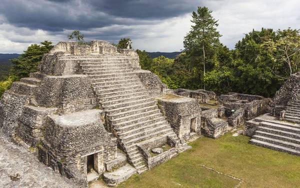 Caracol - Belize Thành phố của người Maya - Caracol hiện nằm ở phía đông Belize bị thiêu rụi vào những năm 950. Tàn tích của nó được những người khai thác gỗ gụ phát hiện vào năm 1937, và hiện là một trong những điểm thu hút khách du lịch. lịch quan trọng nhất của đất nước.