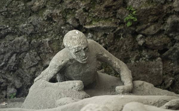  Pompeii, Ý Cùng với Herculaneum - thành phố lân cận - Pompeii đã bị phá hủy trong vụ phun trào của núi lửa Vesuvius vào năm 79. Được phát hiện vào năm 1599 và 1748, thành phố di sản thế giới được UNESCO công nhận này hiện là Di sản Thế giới được UNESCO công nhận. điểm đến rất hấp dẫn đối với khách du lịch. Nhà cổ điển Mary Beard nói: "Đây là nơi duy nhất trên thế giới mà bạn có thể hiểu cách sống của người La Mã trong thế kỷ thứ nhất, từ nhà thổ, nhà vệ sinh đến phòng ăn sang trọng, cơ sở tắm rửa xa hoa (bao gồm spa hiện đại, v.v., câu lạc bộ sức khỏe và phòng tập thể dục).