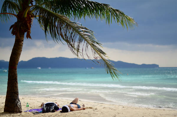 Thư giãn bên bãi biển xinh đẹp Boracay. Ảnh: Gainsucker/flickr.com