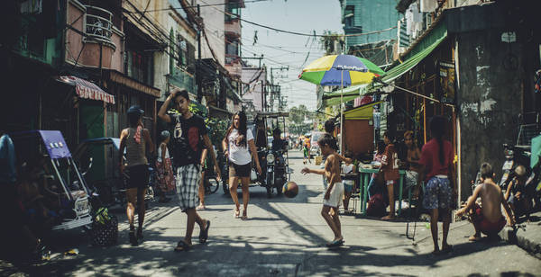 Một góc phố đông đúc ở Manila. Ảnh: Chigi Kanbe/flickr.com
