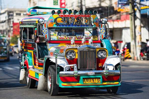 Chiếc xe jeepney đầy màu sắc. Ảnh: jjwrightfineart.com