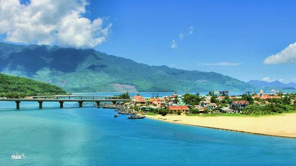 Biển Lăng Cô (Huế) từ lâu đã nổi tiếng là một bãi biển đẹp nhất Việt Nam. Nơi đây có làn nước biển trong xanh bao la tuyệt đẹp, những cánh rừng nhiệt đới rộng lớn, đầm Lập An huyền bí. Không gian rộng, tuyệt đẹp của nơi đây khiến cuộc dạo chơi dưới đêm trăng càng thi vị, thanh bình. Ảnh: Trần Khôi. Biển Lăng Cô (Huế) từ lâu đã nổi tiếng là một bãi biển đẹp nhất Việt Nam. Nơi đây có làn nước biển trong xanh bao la tuyệt đẹp, những cánh rừng nhiệt đới rộng lớn, đầm Lập An huyền bí. Không gian rộng, tuyệt đẹp của nơi đây khiến cuộc dạo chơi dưới đêm trăng càng thi vị, thanh bình. Ảnh: Trần Khôi.
