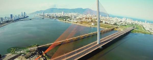 Cầu Trần Thị Lý của Đà Nẵng có hình dạng giống như một cánh buồm đỏ căng gió.