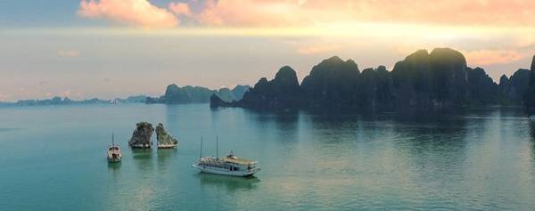 Vịnh Hạ Long, bảo vật của Việt Nam, khiến người xem ngây ngất với núi non hùng vĩ, mặt nước xanh biếc với những chiếc thuyền chở khách ngược xuôi.