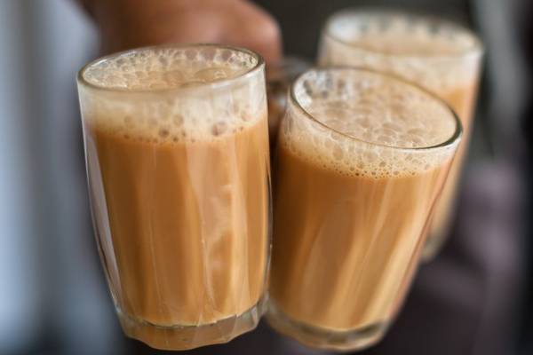 Teh Tarik hay trà sữa Thái là món bạn nhất định phải uống khi đến đất nước này. Người ta nấu trà bằng những chiếc túi lọc, pha chung với sữa và lắc cùng đá. Điểm trừ là hơi ngọt. Một ly trà sữa có giá khoảng 30 baht. Ảnh: Snguseng.