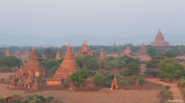 Hàng nghìn chóp đền lớn nhỏ đặc trưng vùng Bagan hiện ra thấp thoáng phía xa.