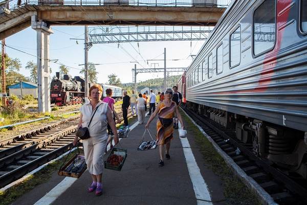 Tàu hỏa là phương tiện giao thông thích hợp dành cho khách đi du lịch bụi ở Nga với hệ thống bán vé trực tiếp ở các nhà ga rất tiện lợi.