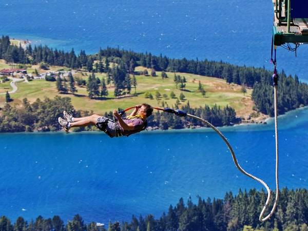  New Zealand đem lại nhiều trải nghiệm thú vị cho những người độc hành, từ nhảy bungee, đi thuyền, đạp xe tới leo núi... Bạn sẽ bận rộn với nhiều điều để khám phá tới mức không còn để ý là mình đi một mình.