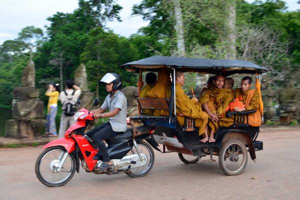  Tuk tuk là phương tiện đi lại phồ biến ở Campuchia. Ảnh: q-a.discoveryindochina.com