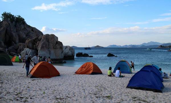 Cắm trại và ngủ trên bãi biển là một trải nghiệm rất tuyệt vời ở Bình Hưng.