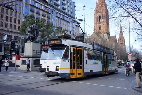Bạn có thể gặp xe điện khắp nơi ở Melbourne - Ảnh: N.N.Tuấn
