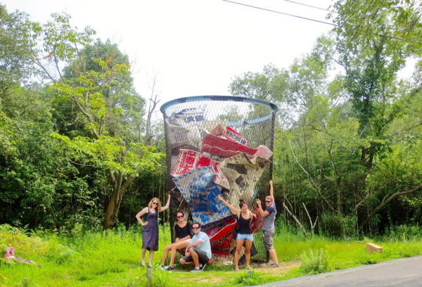 Một thùng rác khổng lồ đầy tính nghệ thuật nằm trong khu vực ngoài trời trên đảo - Ảnh: wanderingcanucks