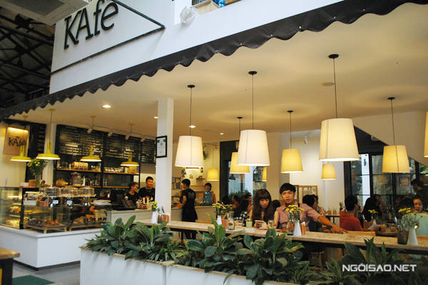 The Kafe có cả không gian ngoài sân, trong nhà và ngoài hiên.