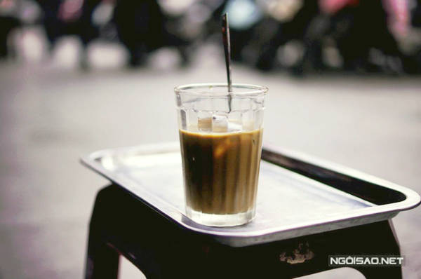 Những con phố cà phê vỉa hè nổi tiếng ở Hà Nội thường tụ tập đông khách là Nguyễn Hữu Huân, Triệu Việt Vương, Nguyễn Du. Ảnh: Nguyên Chi