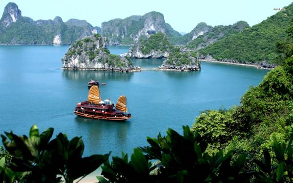 Vịnh Hạ Long là điểm đến ưa thích của những ai muốn hòa mình vào thiên nhiên. Ảnh: rokotravel.com