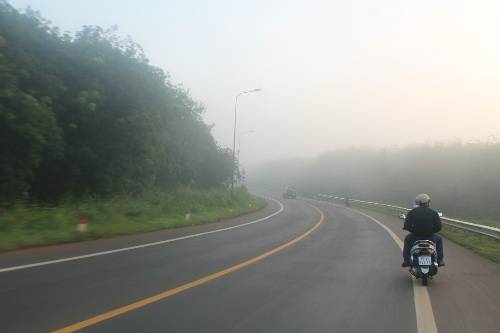 Sáng sớm, mây mù giăng kín trên mọi nẻo đường ở đèo Chuối, khiến khung cảnh thật huyền ảo. Ảnh: Xuân Lộc.