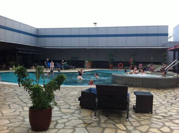 Du khách thư giãn tại hồ bơi ở khu vực chuyển tiếp máy bay tại sân bay Changi, Singapore - Ảnh: wordpress
