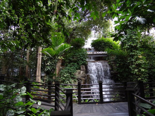 Thác nước ở trung tâm sân bay quốc tế Kuala Lumpur, Malaysia - Ảnh: wordpress