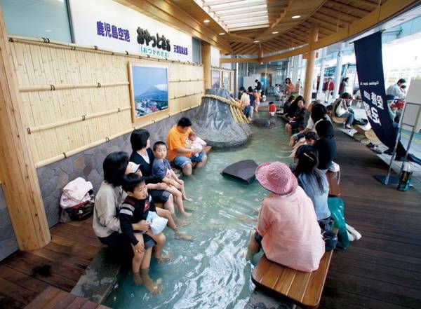 Khu vực ngâm chân chờ chuyến bay ở sân bay Kagoshima, Nhật - Ảnh: koj-ab.co.jp