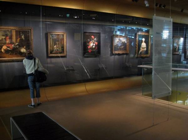 Thưởng lãm tranh nghệ thuật trong khi chờ chuyến bay ở sân bay Schipol, Hà Lan - Ảnh: owambe