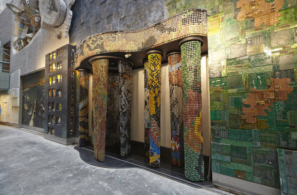 Tác phẩm nghệ thuật trưng bày dọc hành lang ở nhà ga T2 của sân bay Mumbai, Ấn Độ - Ảnh: scroll.in