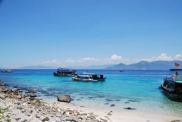 5. Hòn Mun là khu bảo tồn biển đầu tiên và duy nhất của Việt Nam. Nơi này hấp dẫn du khách với cát trắng, biển xanh, những tổ yến cheo leo trên vách đá, những rặng san hô tuyệt đẹp, hệ thống sinh vật biển phong phú. Ảnh: Vietnamdiscoveries.