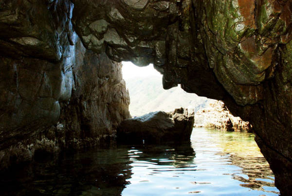 Description: Vẻ đẹp của hang Đầu Rùa (nhìn từ bên trong hang) tại bãi tắm Kỳ Co - Ảnh: Hoa Khá
