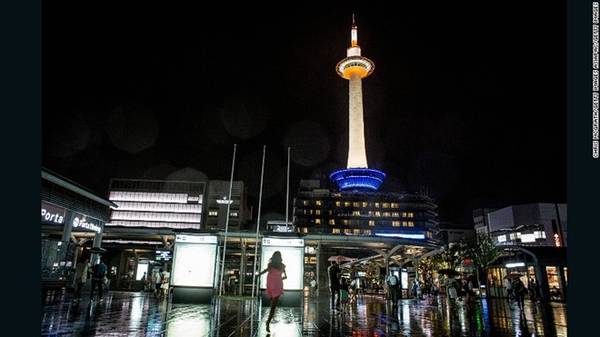 Tháp Kyoto lung linh về đêm, một trong những điểm đến yêu thích của khách du lịch. Travel & Leisure bình chọn đây là thành phố tốt nhất thế giới năm 2015. Số lượng du khách đến Kyoto hàng năm liên tục tăng. Thành phố đặt mục tiêu đạt 3 triệu du khách nước ngoài với số tiền chi tiêu 12 tỷ USD vào thời điểm thế vận hội Olympic diễn ra tại Nhật Bản năm 2020.