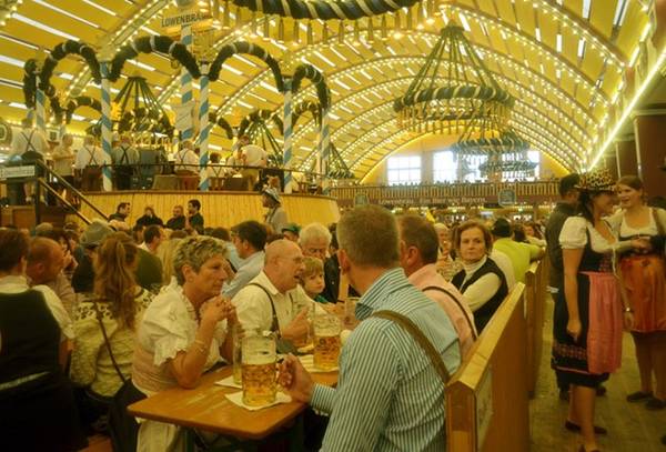 Vì lượng khách quá đông nên nếu muốn uống bia, nhiều khách phải đặt bàn từ trước.