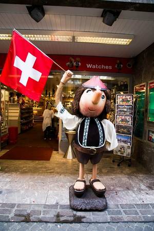 Thành phố Luzern sôi động hơn với những lễ hội hoá trang. Thành phố vào thời khắc giao hạ sang thu đượm màu nắng. Mùi gió len lỏi qua từng ngóc ngách, con hẻm, ô cửa sổ cổ kính của nhà thờ, qua mái hiên lát gạch đá xám tro đẹp và xao xuyến lạ lùng. Thành phố Luzern sôi động hơn với những lễ hội hoá trang. Thành phố vào thời khắc giao hạ sang thu đượm màu nắng. Mùi gió len lỏi qua từng ngóc ngách, con hẻm, ô cửa sổ cổ kính của nhà thờ, qua mái hiên lát gạch đá xám tro đẹp và xao xuyến lạ lùng.