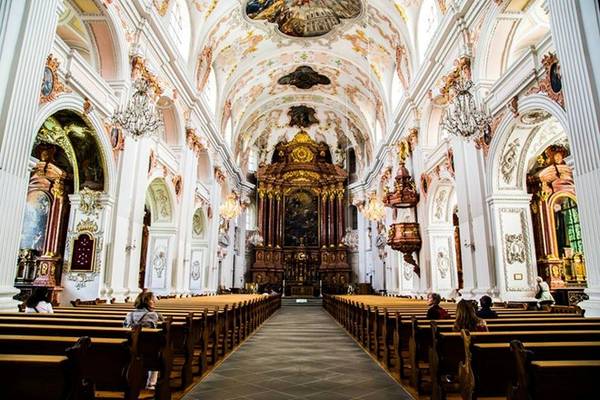 Bên trong nhà thờ Jesuit nhìn ra cầu Chapel bên sông Reuss. Đây là nhà thờ Baroque đầu tiên được xây dựng ở Thụy Sĩ vào năm 1666, với hai ngọn tháp hình củ hành. Nhiều buổi hòa nhạc diễn ra tại đây. Bên trong nhà thờ Jesuit nhìn ra cầu Chapel bên sông Reuss. Đây là nhà thờ Baroque đầu tiên được xây dựng ở Thụy Sĩ vào năm 1666, với hai ngọn tháp hình củ hành. Nhiều buổi hòa nhạc diễn ra tại đây.