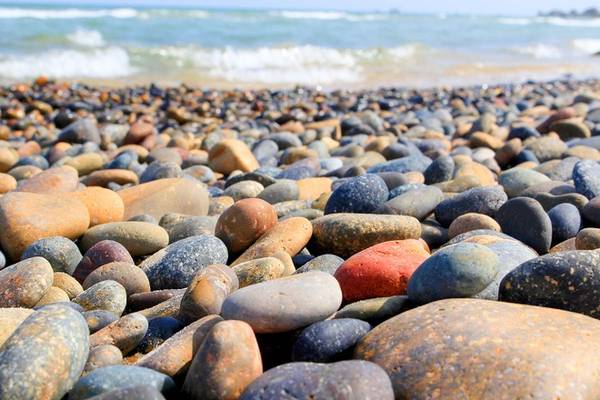      Khi những tia nắng cuối ngày xuyên qua rặng dương, bạn có thể thử ngả lưng trên bãi đá này, nhắm mắt lại nghe sóng ru bên tai.