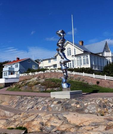 Bức điêu khắc tinh vi bên ngoài bảo tàng nghệ thuật Strandverket ở Marstrand hướng mặt về đất liền.