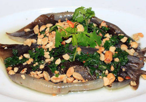 Cá lồi xối mỡ hành thơm ngon hấp dẫn và bạn dễ dàng tìm ăn ở Phan Thiết. Ảnh: H.Phan